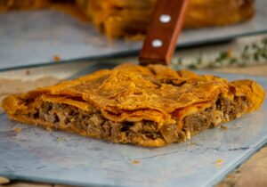 Empanada gallega de cerdo ibérico con manzana, hortalizas y masa con cerveza