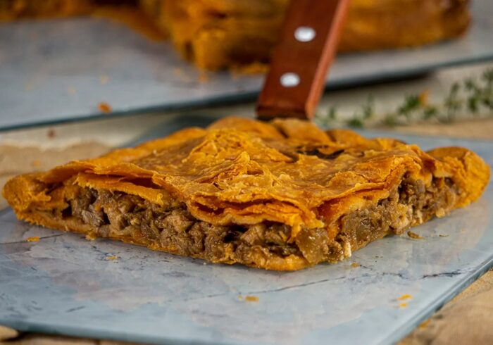 Empanada gallega de cerdo ibérico con manzana, hortalizas y masa con cerveza