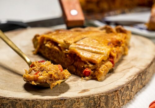Empanada de atún artesanal al horno, receta gallega tradicional