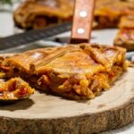 Empanada gallega de bacalao con pasas, receta casera horneada