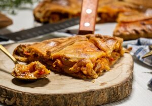 Empanada gallega de bacalao con pasas, receta casera horneada