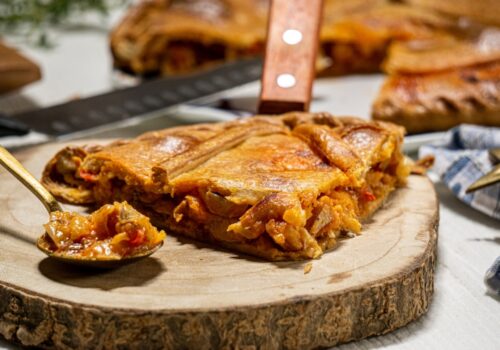 Empanada de bacalao con pasas artesana, receta gallega horneada