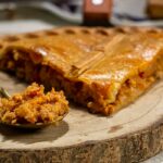 Empanada gallega de carne picada con masa casera horneada
