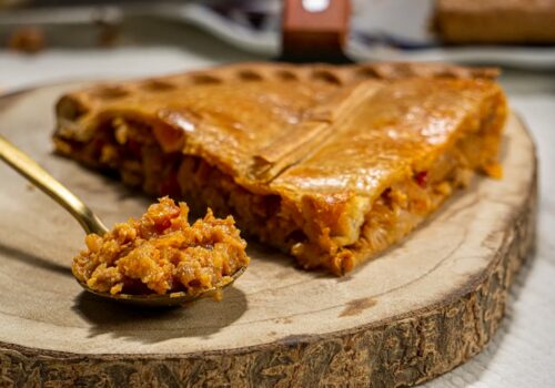Empanada gallega de carne picada, horneada artesanalmente en Galicia