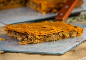 Empanada de pollo al curry con verduras, masa gallega con cerveza