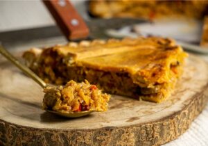 Empanada gallega de pollo y champiñones en masa horneada artesanal
