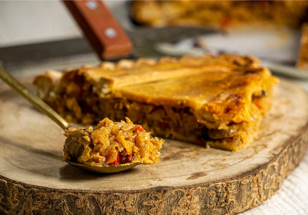 Empanada gallega de pollo y champiñones en masa horneada artesanal