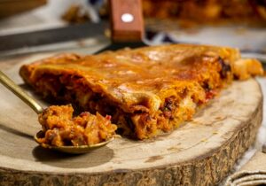 Empanada gallega de pulpo, receta artesana con masa cerrada a mano y recién horneada