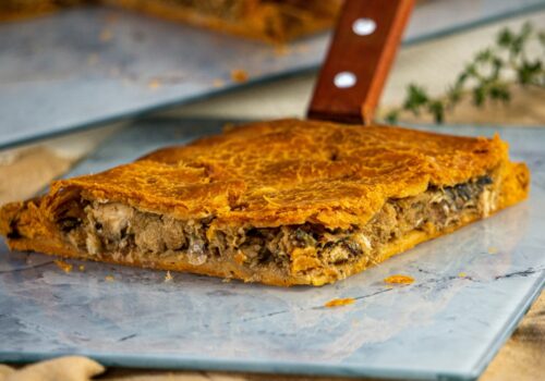 Empanada gallega de sardinillas con pimientos y masa de cerveza artesana