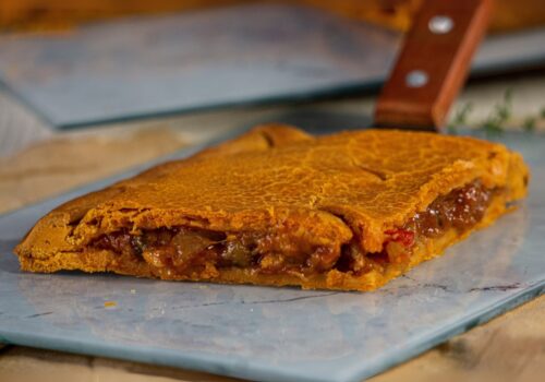 Empanada de verduras gallega gourmet, rellena de hortalizas y masa con cerveza