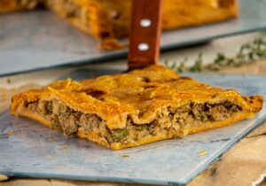 Empanada gallega gourmet de langostinos y setas shiitake